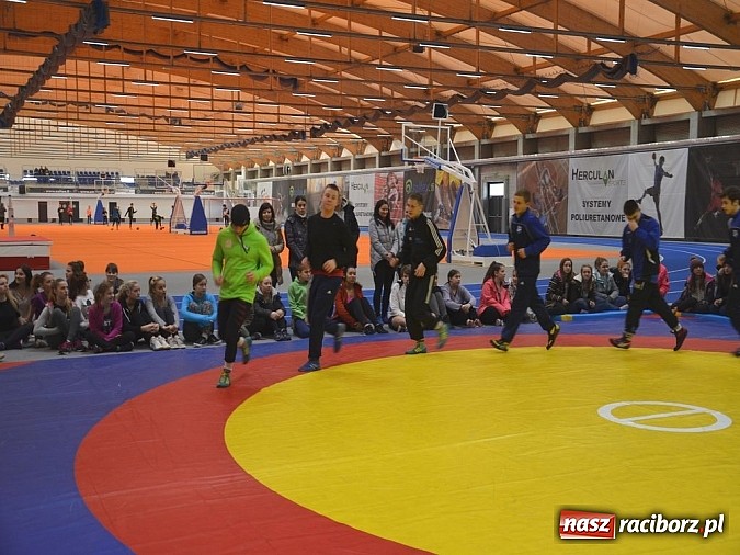 Zdjęcie w galerii na portalu naszraciborz.pl: Pokaz zapaśniczy i lekkoatletyczny w nowej hali SMS-u  wiadomości z regionu