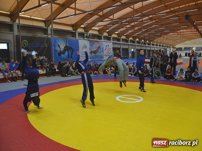 Zdjęcie w galerii na portalu naszraciborz.pl: Pokaz zapaśniczy i lekkoatletyczny w nowej hali SMS-u  wiadomości z regionu