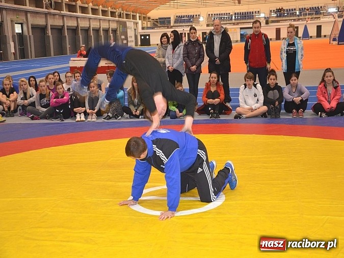 Zdjęcie w galerii na portalu naszraciborz.pl: Pokaz zapaśniczy i lekkoatletyczny w nowej hali SMS-u  wiadomości z regionu