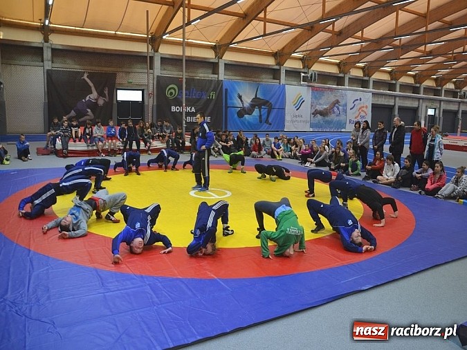 Zdjęcie w galerii na portalu naszraciborz.pl: Pokaz zapaśniczy i lekkoatletyczny w nowej hali SMS-u  wiadomości z regionu