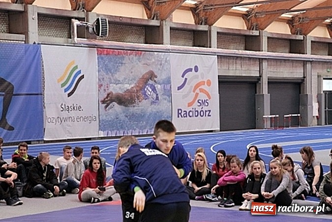 Zdjęcie w galerii na portalu naszraciborz.pl: Pokaz zapaśniczy i lekkoatletyczny w nowej hali SMS-u  wiadomości z regionu