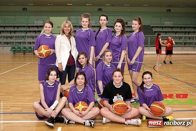 Zdjęcie w galerii na portalu naszraciborz.pl: Koszykówka dziewcząt szkół ponadgimnazjalnych wiadomości z regionu