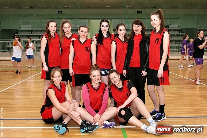 Zdjęcie w galerii na portalu naszraciborz.pl: Koszykówka dziewcząt szkół ponadgimnazjalnych wiadomości z regionu