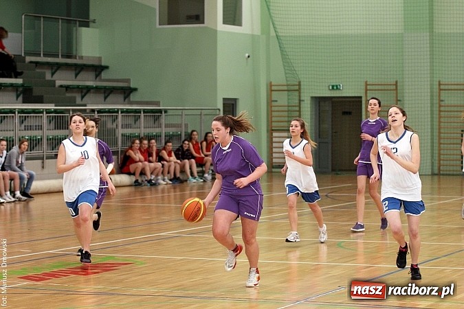 Zdjęcie w galerii na portalu naszraciborz.pl: Koszykówka dziewcząt szkół ponadgimnazjalnych wiadomości z regionu