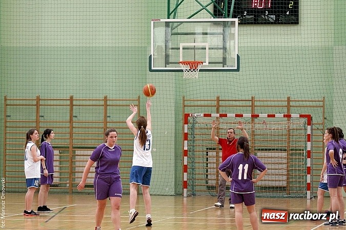 Zdjęcie w galerii na portalu naszraciborz.pl: Koszykówka dziewcząt szkół ponadgimnazjalnych wiadomości z regionu