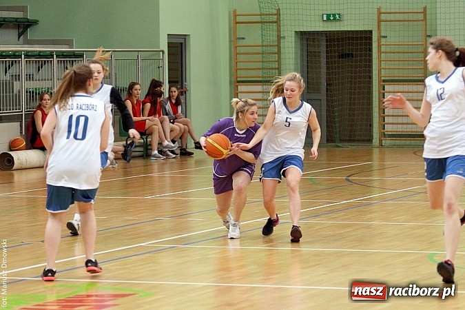 Zdjęcie w galerii na portalu naszraciborz.pl: Koszykówka dziewcząt szkół ponadgimnazjalnych wiadomości z regionu
