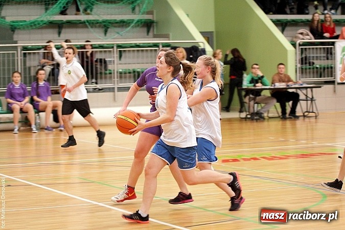 Zdjęcie w galerii na portalu naszraciborz.pl: Koszykówka dziewcząt szkół ponadgimnazjalnych wiadomości z regionu