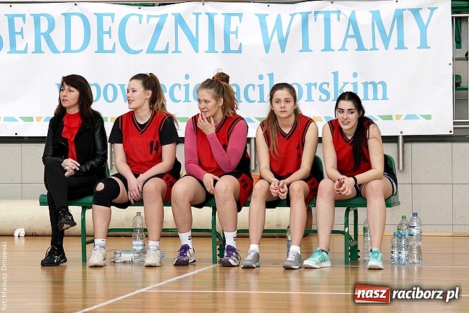 Zdjęcie w galerii na portalu naszraciborz.pl: Koszykówka dziewcząt szkół ponadgimnazjalnych wiadomości z regionu