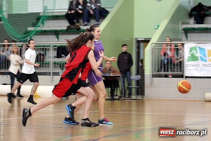 Zdjęcie w galerii na portalu naszraciborz.pl: Koszykówka dziewcząt szkół ponadgimnazjalnych wiadomości z regionu