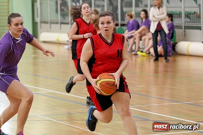 Zdjęcie w galerii na portalu naszraciborz.pl: Koszykówka dziewcząt szkół ponadgimnazjalnych wiadomości z regionu