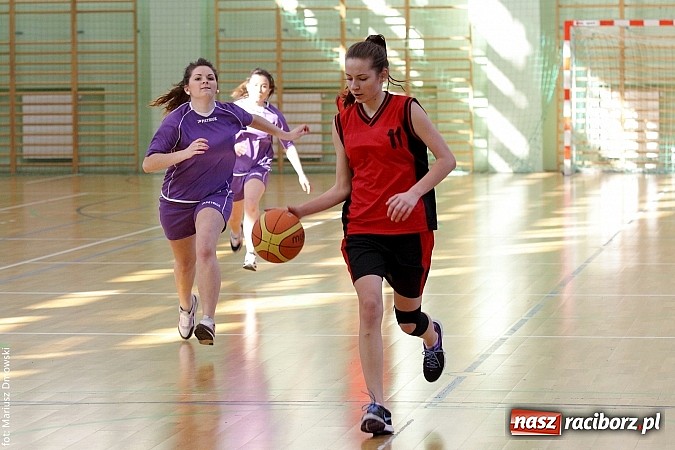 Zdjęcie w galerii na portalu naszraciborz.pl: Koszykówka dziewcząt szkół ponadgimnazjalnych wiadomości z regionu