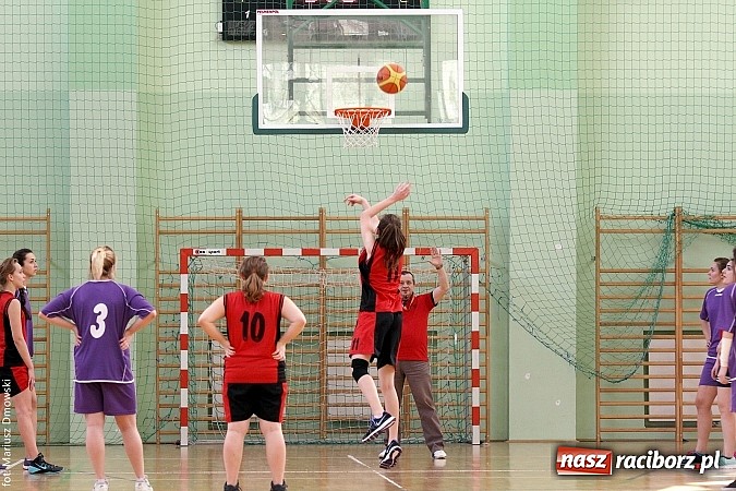 Zdjęcie w galerii na portalu naszraciborz.pl: Koszykówka dziewcząt szkół ponadgimnazjalnych wiadomości z regionu