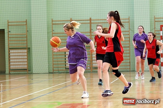 Zdjęcie w galerii na portalu naszraciborz.pl: Koszykówka dziewcząt szkół ponadgimnazjalnych wiadomości z regionu