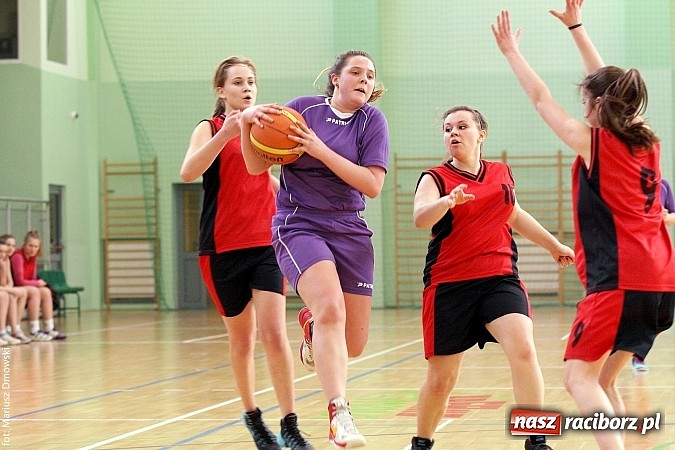 Zdjęcie w galerii na portalu naszraciborz.pl: Koszykówka dziewcząt szkół ponadgimnazjalnych wiadomości z regionu