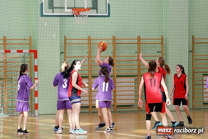 Zdjęcie w galerii na portalu naszraciborz.pl: Koszykówka dziewcząt szkół ponadgimnazjalnych wiadomości z regionu