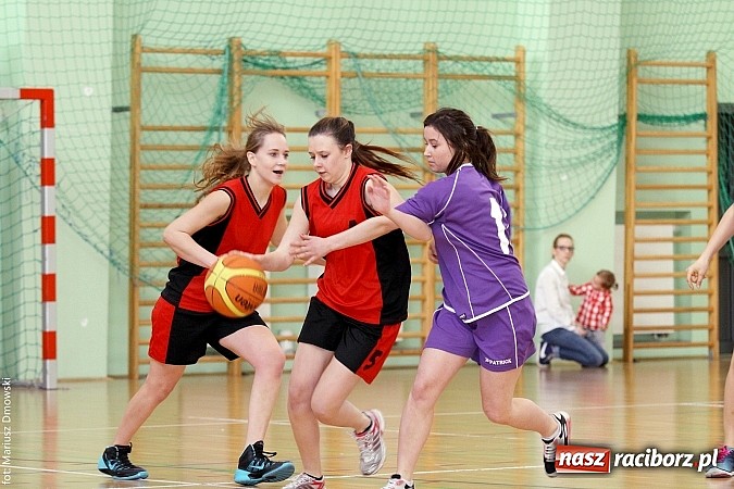 Zdjęcie w galerii na portalu naszraciborz.pl: Koszykówka dziewcząt szkół ponadgimnazjalnych wiadomości z regionu