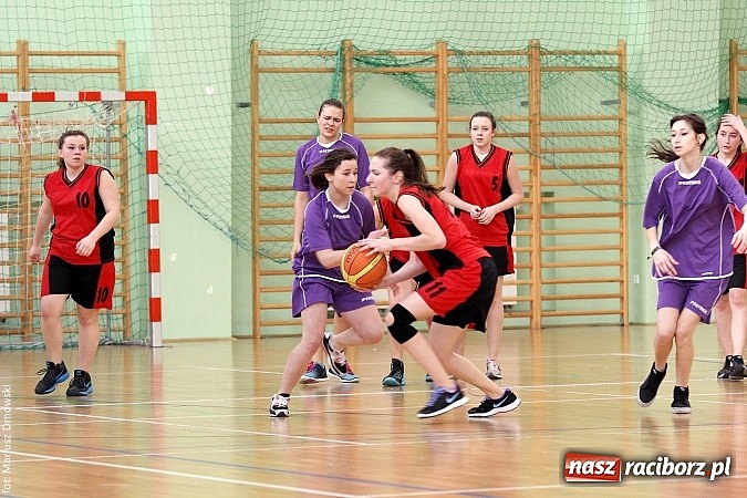 Zdjęcie w galerii na portalu naszraciborz.pl: Koszykówka dziewcząt szkół ponadgimnazjalnych wiadomości z regionu