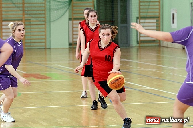 Zdjęcie w galerii na portalu naszraciborz.pl: Koszykówka dziewcząt szkół ponadgimnazjalnych wiadomości z regionu