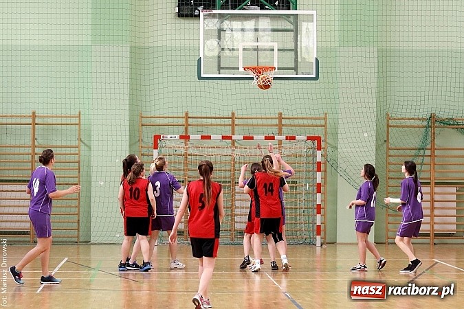 Zdjęcie w galerii na portalu naszraciborz.pl: Koszykówka dziewcząt szkół ponadgimnazjalnych wiadomości z regionu