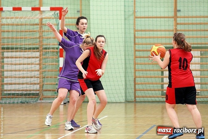 Zdjęcie w galerii na portalu naszraciborz.pl: Koszykówka dziewcząt szkół ponadgimnazjalnych wiadomości z regionu