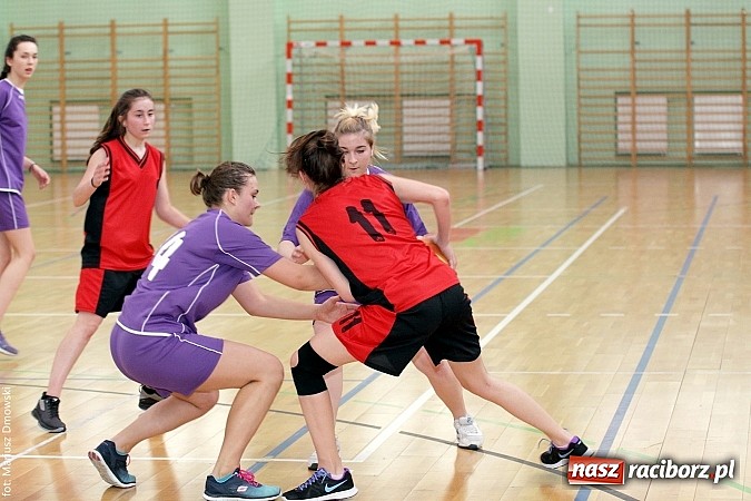 Zdjęcie w galerii na portalu naszraciborz.pl: Koszykówka dziewcząt szkół ponadgimnazjalnych wiadomości z regionu
