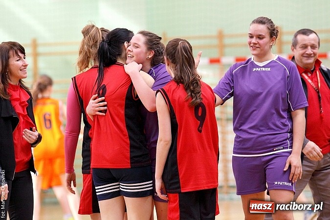 Zdjęcie w galerii na portalu naszraciborz.pl: Koszykówka dziewcząt szkół ponadgimnazjalnych wiadomości z regionu
