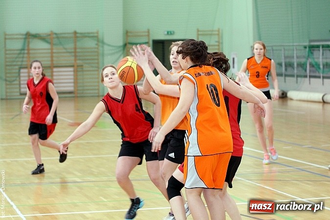 Zdjęcie w galerii na portalu naszraciborz.pl: Koszykówka dziewcząt szkół ponadgimnazjalnych wiadomości z regionu