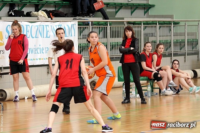 Zdjęcie w galerii na portalu naszraciborz.pl: Koszykówka dziewcząt szkół ponadgimnazjalnych wiadomości z regionu