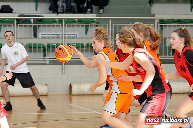Zdjęcie w galerii na portalu naszraciborz.pl: Koszykówka dziewcząt szkół ponadgimnazjalnych wiadomości z regionu