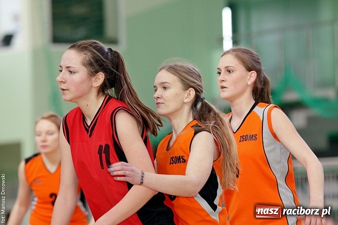 Zdjęcie w galerii na portalu naszraciborz.pl: Koszykówka dziewcząt szkół ponadgimnazjalnych wiadomości z regionu
