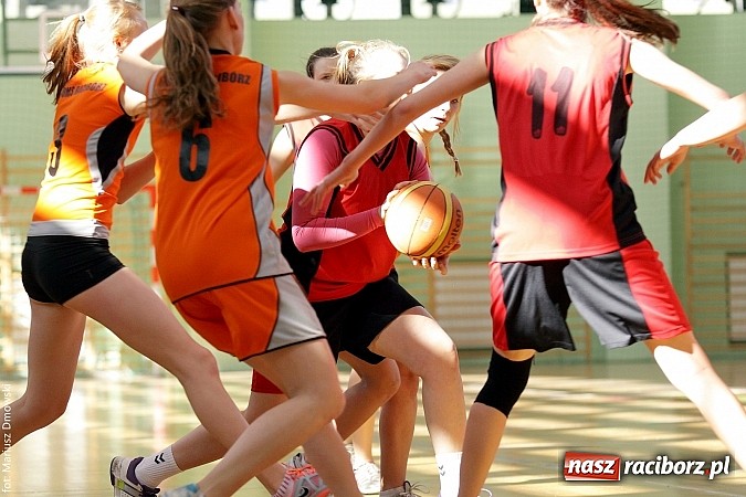 Zdjęcie w galerii na portalu naszraciborz.pl: Koszykówka dziewcząt szkół ponadgimnazjalnych wiadomości z regionu