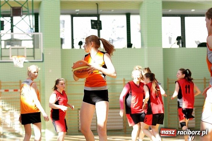 Zdjęcie w galerii na portalu naszraciborz.pl: Koszykówka dziewcząt szkół ponadgimnazjalnych wiadomości z regionu