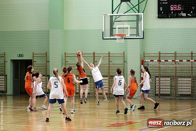 Zdjęcie w galerii na portalu naszraciborz.pl: Koszykówka dziewcząt szkół ponadgimnazjalnych wiadomości z regionu