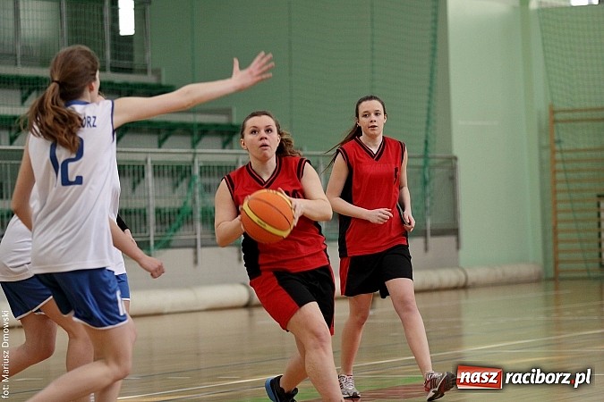 Zdjęcie w galerii na portalu naszraciborz.pl: Koszykówka dziewcząt szkół ponadgimnazjalnych wiadomości z regionu