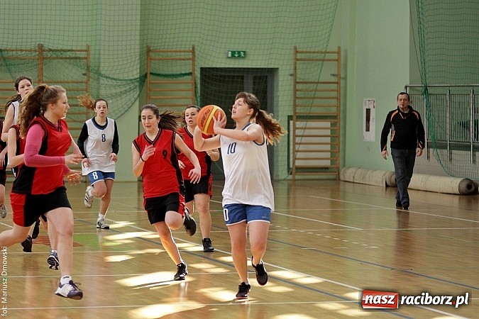 Zdjęcie w galerii na portalu naszraciborz.pl: Koszykówka dziewcząt szkół ponadgimnazjalnych wiadomości z regionu