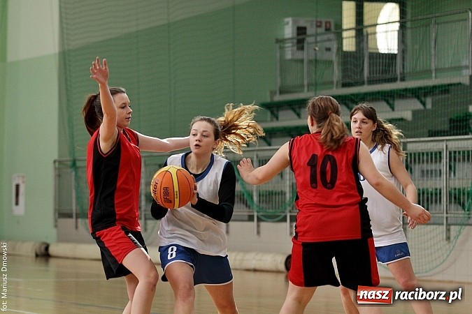 Zdjęcie w galerii na portalu naszraciborz.pl: Koszykówka dziewcząt szkół ponadgimnazjalnych wiadomości z regionu