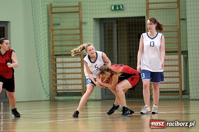 Zdjęcie w galerii na portalu naszraciborz.pl: Koszykówka dziewcząt szkół ponadgimnazjalnych wiadomości z regionu