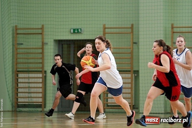 Zdjęcie w galerii na portalu naszraciborz.pl: Koszykówka dziewcząt szkół ponadgimnazjalnych wiadomości z regionu