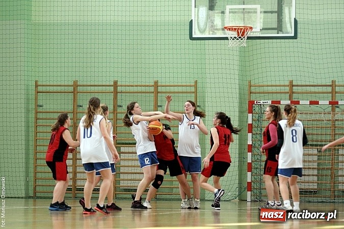 Zdjęcie w galerii na portalu naszraciborz.pl: Koszykówka dziewcząt szkół ponadgimnazjalnych wiadomości z regionu