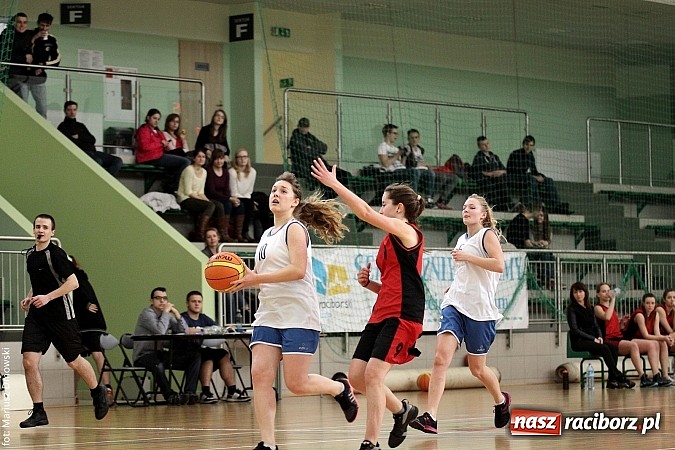 Zdjęcie w galerii na portalu naszraciborz.pl: Koszykówka dziewcząt szkół ponadgimnazjalnych wiadomości z regionu
