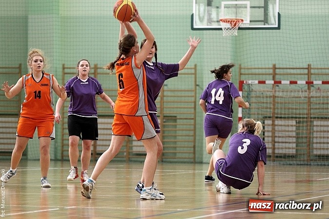 Zdjęcie w galerii na portalu naszraciborz.pl: Koszykówka dziewcząt szkół ponadgimnazjalnych wiadomości z regionu