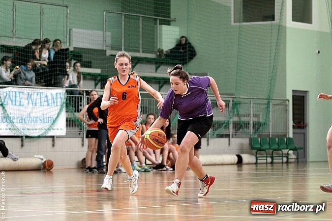 Zdjęcie w galerii na portalu naszraciborz.pl: Koszykówka dziewcząt szkół ponadgimnazjalnych wiadomości z regionu