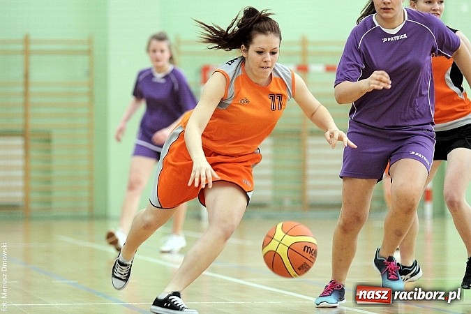 Zdjęcie w galerii na portalu naszraciborz.pl: Koszykówka dziewcząt szkół ponadgimnazjalnych wiadomości z regionu