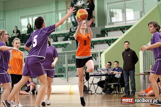 Zdjęcie w galerii na portalu naszraciborz.pl: Koszykówka dziewcząt szkół ponadgimnazjalnych wiadomości z regionu