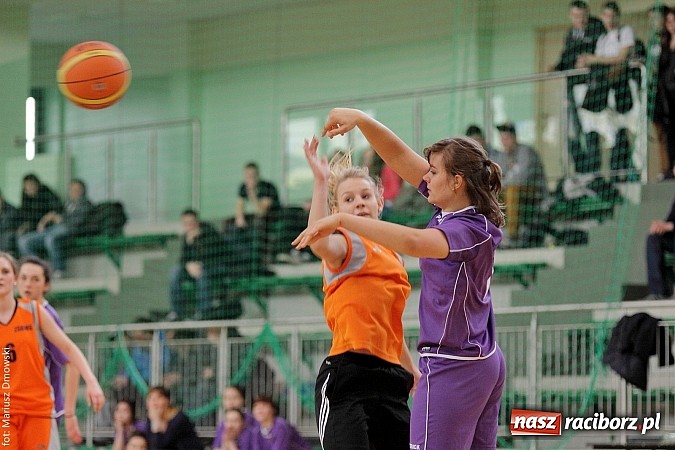 Zdjęcie w galerii na portalu naszraciborz.pl: Koszykówka dziewcząt szkół ponadgimnazjalnych wiadomości z regionu