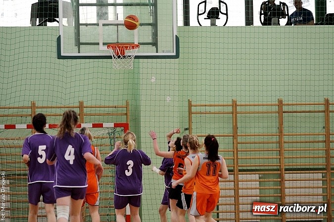 Zdjęcie w galerii na portalu naszraciborz.pl: Koszykówka dziewcząt szkół ponadgimnazjalnych wiadomości z regionu