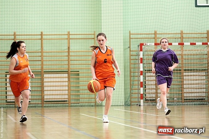 Zdjęcie w galerii na portalu naszraciborz.pl: Koszykówka dziewcząt szkół ponadgimnazjalnych wiadomości z regionu