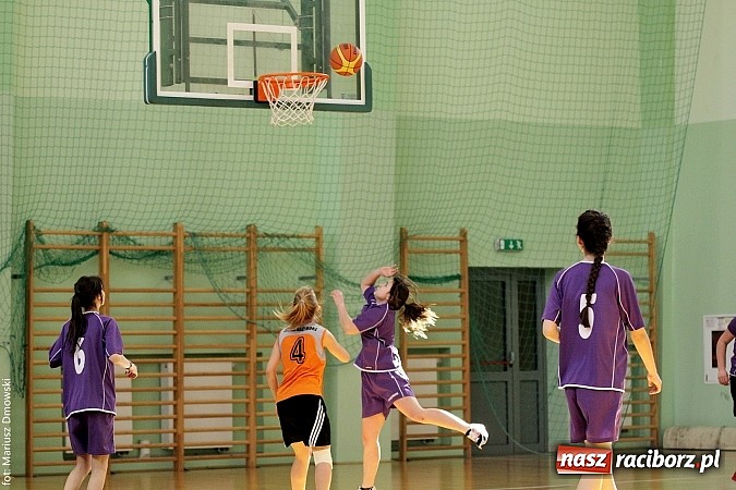 Zdjęcie w galerii na portalu naszraciborz.pl: Koszykówka dziewcząt szkół ponadgimnazjalnych wiadomości z regionu