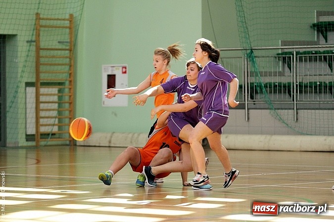 Zdjęcie w galerii na portalu naszraciborz.pl: Koszykówka dziewcząt szkół ponadgimnazjalnych wiadomości z regionu