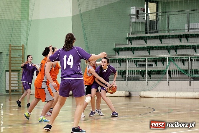 Zdjęcie w galerii na portalu naszraciborz.pl: Koszykówka dziewcząt szkół ponadgimnazjalnych wiadomości z regionu